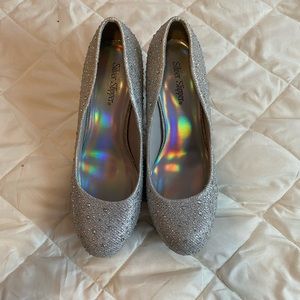 size 7.5 silver heels